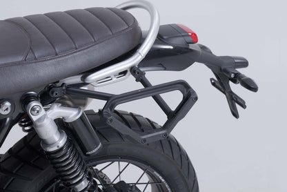 SW-MOTECH Soporte lateral izquierdo V-LOC Triumph Scrambler 1200 XC/XE (18-) X/XE (23-).