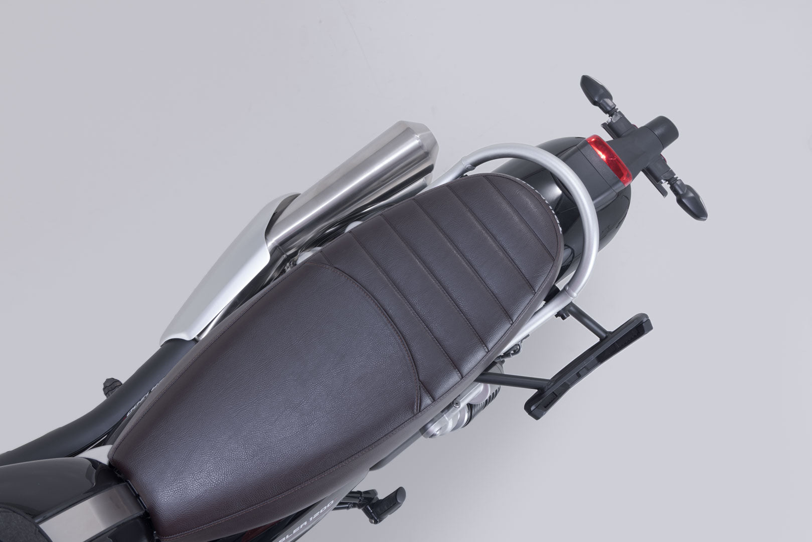 SW-MOTECH Soporte lateral izquierdo V-LOC Triumph Scrambler 1200 XC/XE (18-) X/XE (23-).