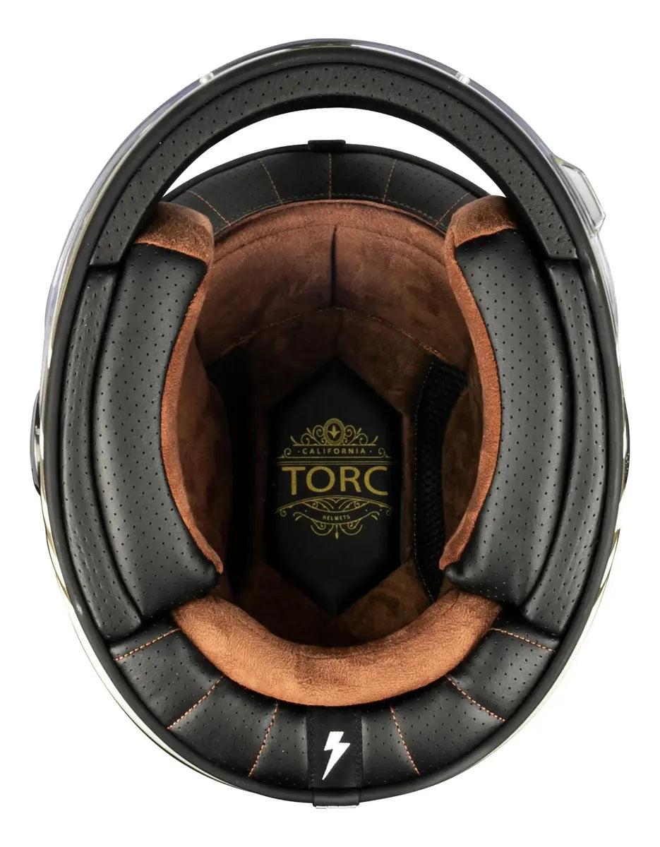 Interior del casco TORC T1 Newport Breakers Cream con acolchado café, ribete negro y logotipo TORC